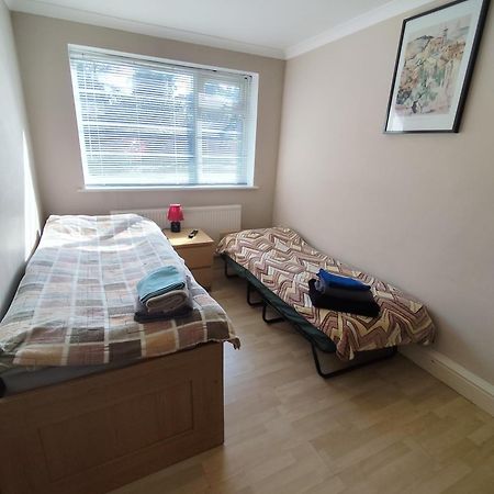 2 Bed Flat Near Station With Parking&Comgarden Apartment Sutton  Bagian luar foto