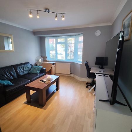 2 Bed Flat Near Station With Parking&Comgarden Apartment Sutton  Bagian luar foto