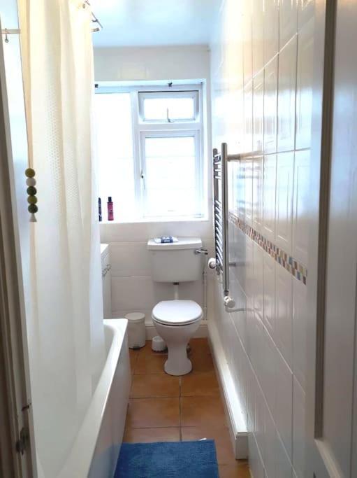 2 Bed Flat Near Station With Parking&Comgarden Apartment Sutton  Bagian luar foto