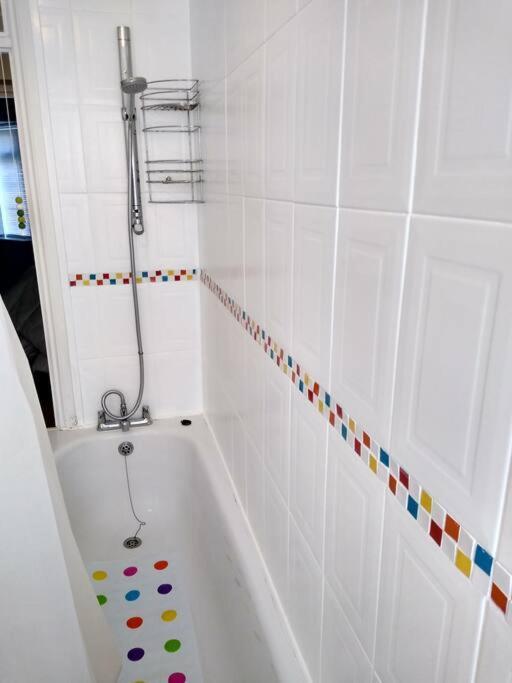 2 Bed Flat Near Station With Parking&Comgarden Apartment Sutton  Bagian luar foto