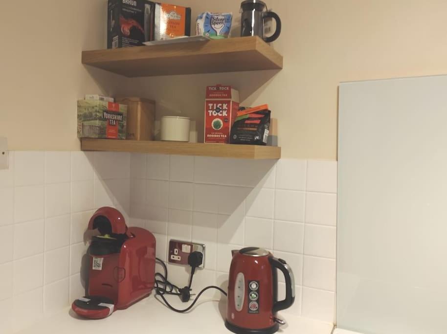 2 Bed Flat Near Station With Parking&Comgarden Apartment Sutton  Bagian luar foto