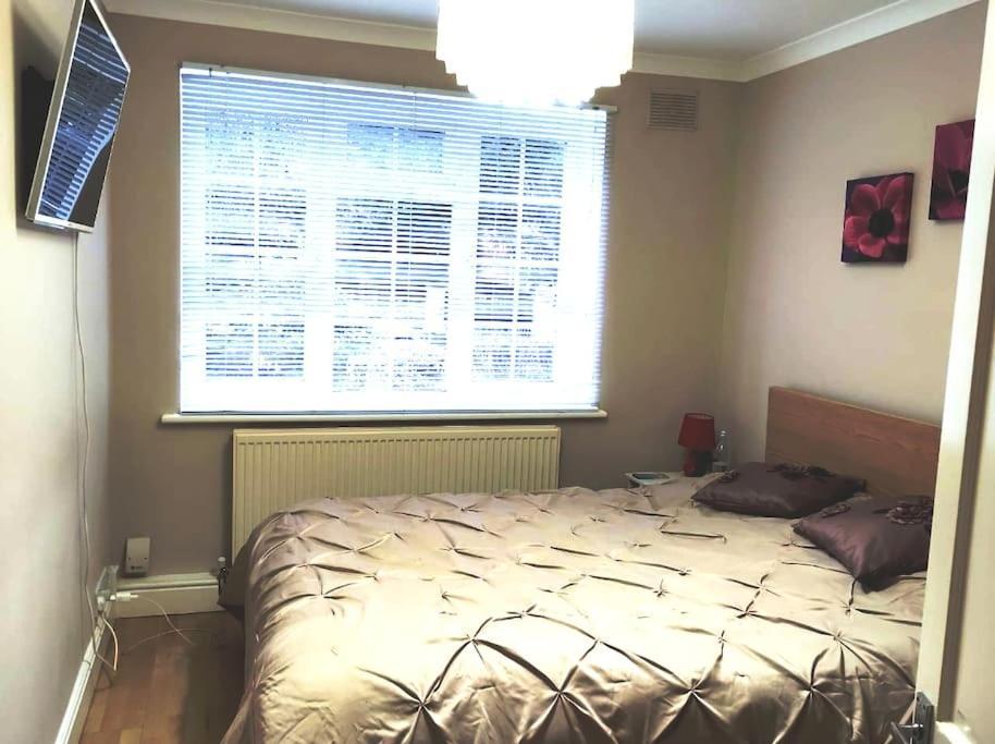2 Bed Flat Near Station With Parking&Comgarden Apartment Sutton  Bagian luar foto