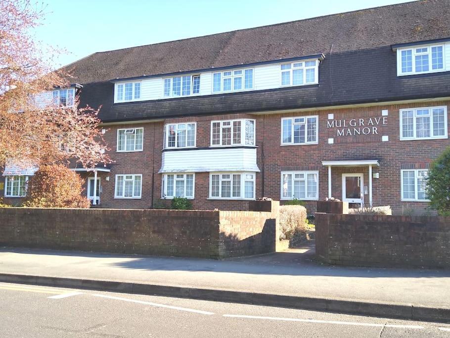 2 Bed Flat Near Station With Parking&Comgarden Apartment Sutton  Bagian luar foto