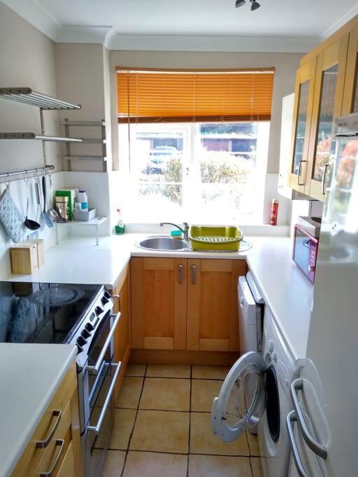 2 Bed Flat Near Station With Parking&Comgarden Apartment Sutton  Bagian luar foto