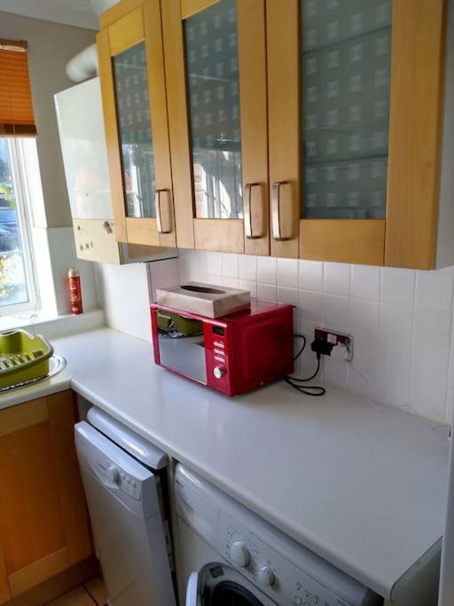2 Bed Flat Near Station With Parking&Comgarden Apartment Sutton  Bagian luar foto
