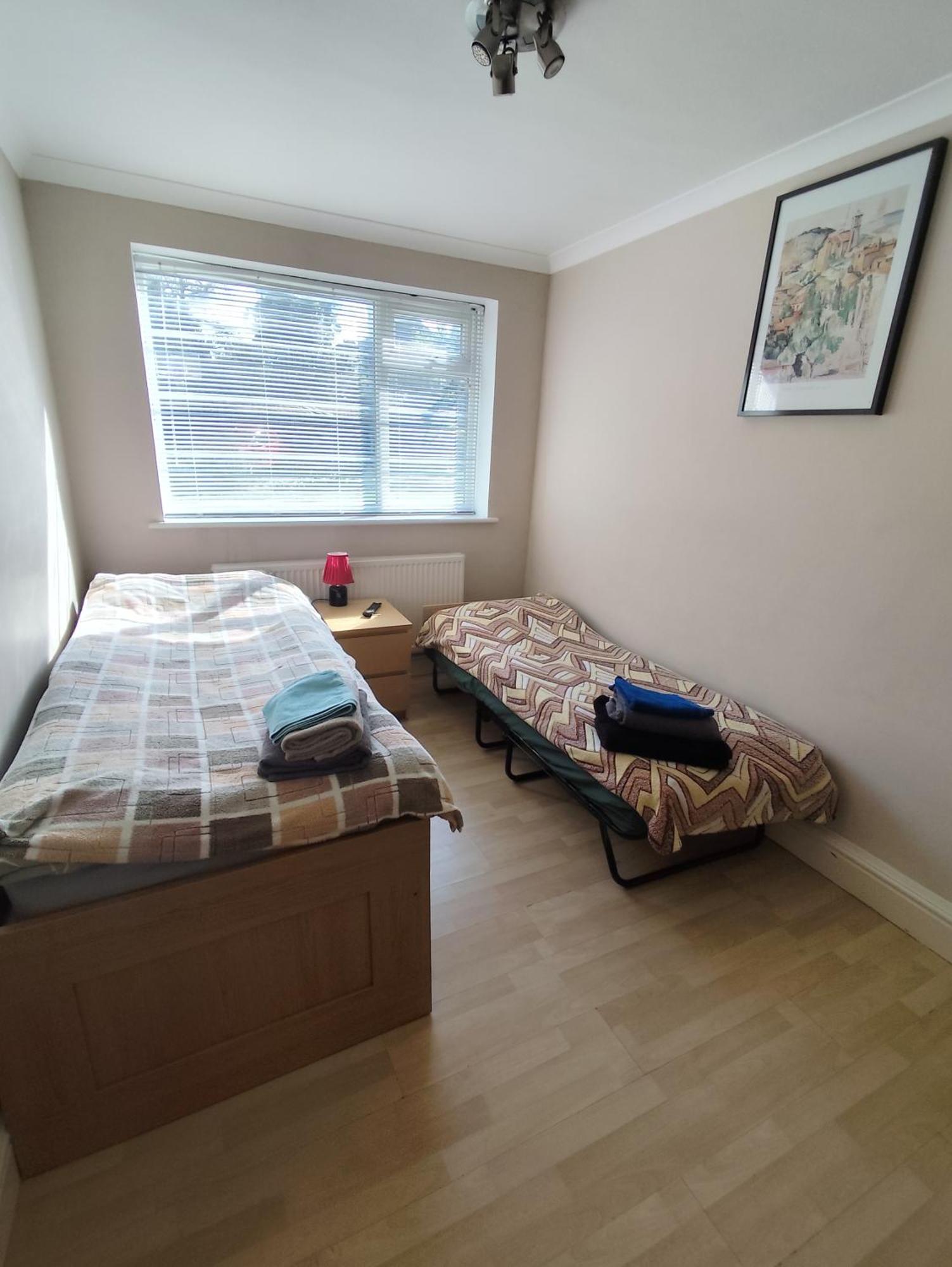 2 Bed Flat Near Station With Parking&Comgarden Apartment Sutton  Bagian luar foto