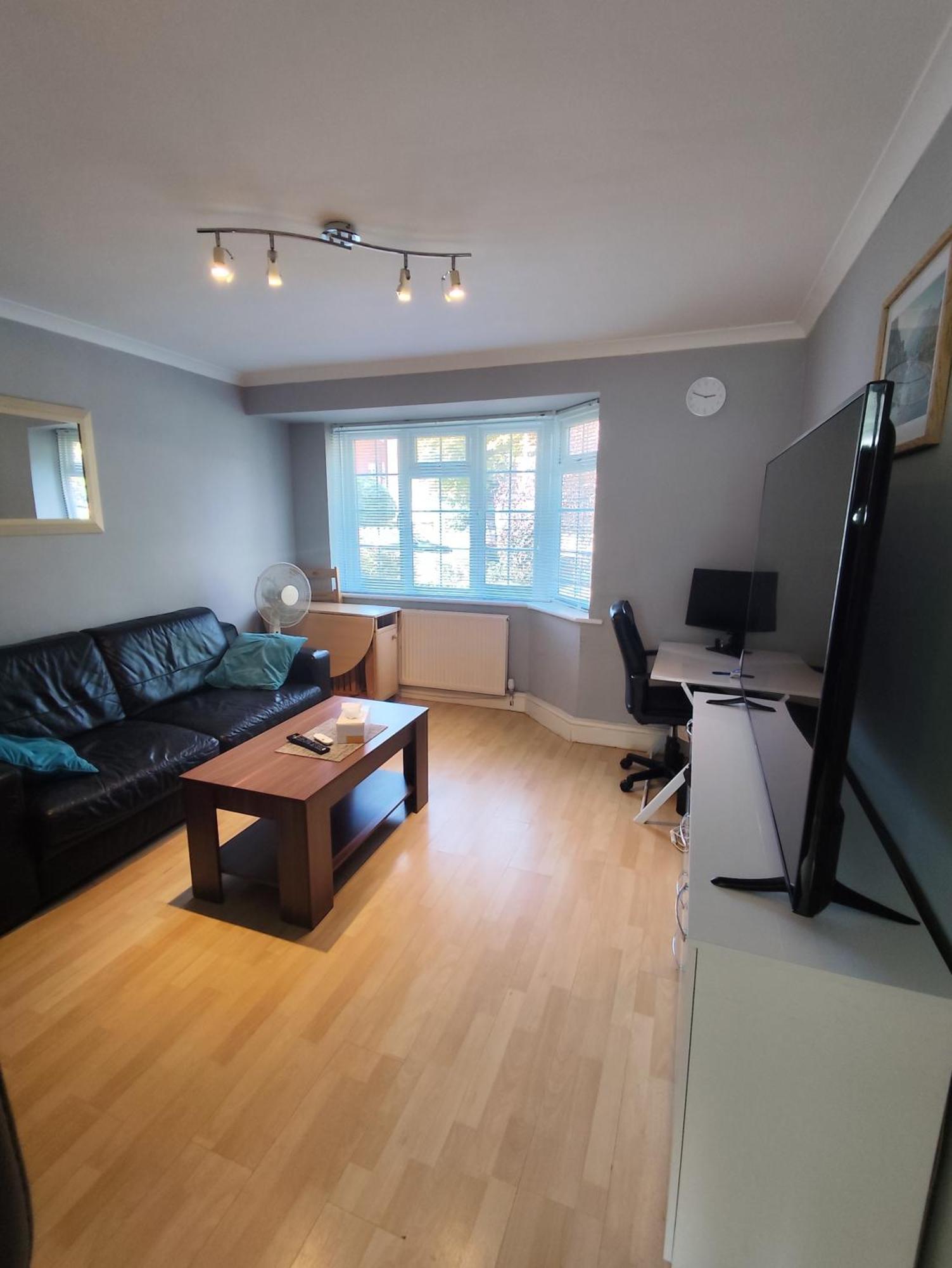2 Bed Flat Near Station With Parking&Comgarden Apartment Sutton  Bagian luar foto