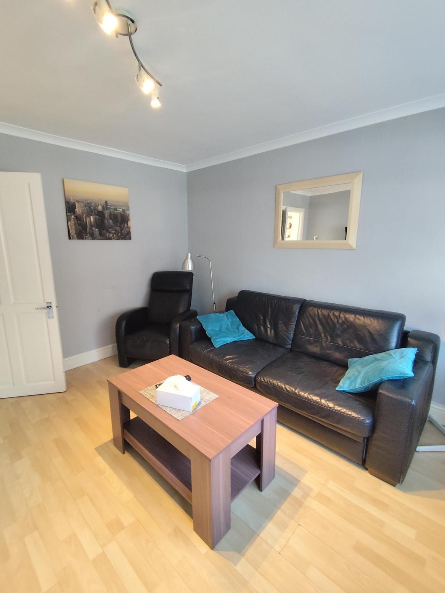 2 Bed Flat Near Station With Parking&Comgarden Apartment Sutton  Bagian luar foto